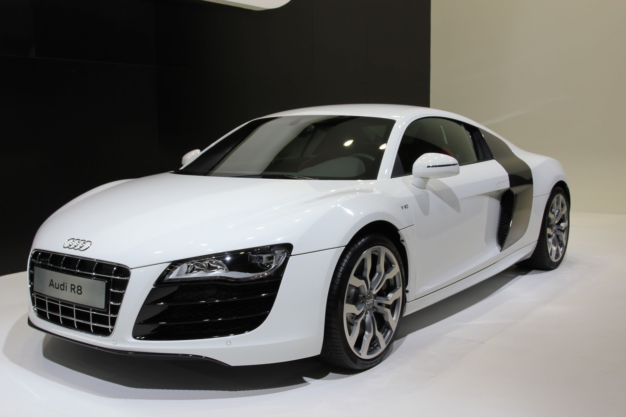 shutterstock_Audi R8 2010