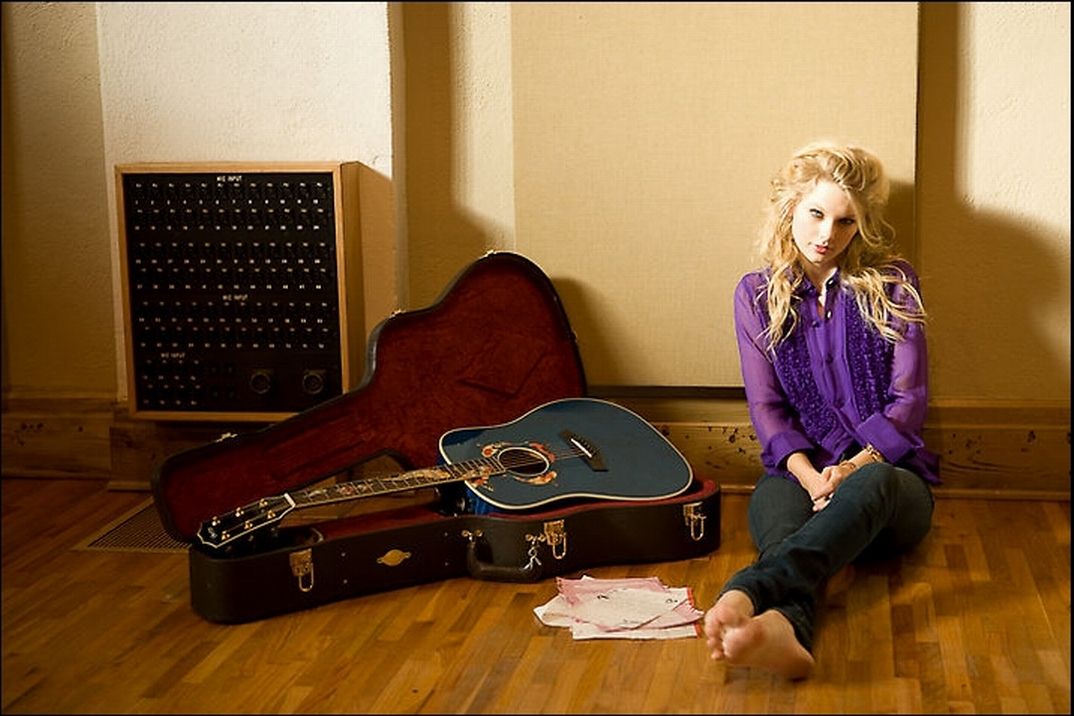 http://1.bp.blogspot.com/-2OFkVRw0dsI/TlYjqHGO1lI/AAAAAAAAAEM/AxnI9HS7F_s/s1600/TaylorSwift333.jpg