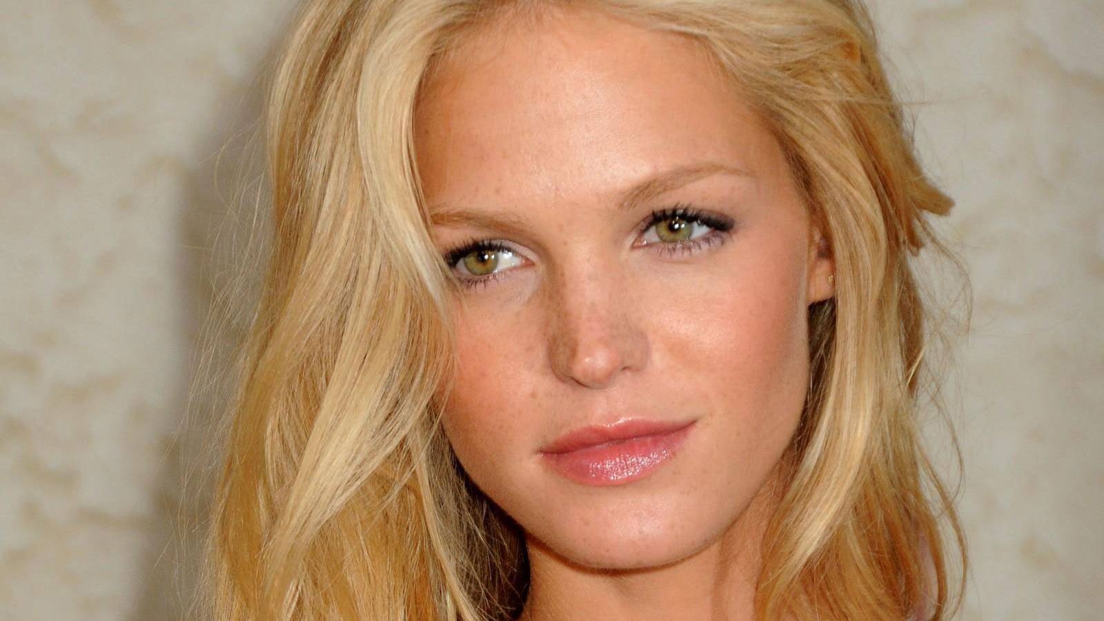 Erin Heatherton Net Worth | TheRichest, image size:1600x1200