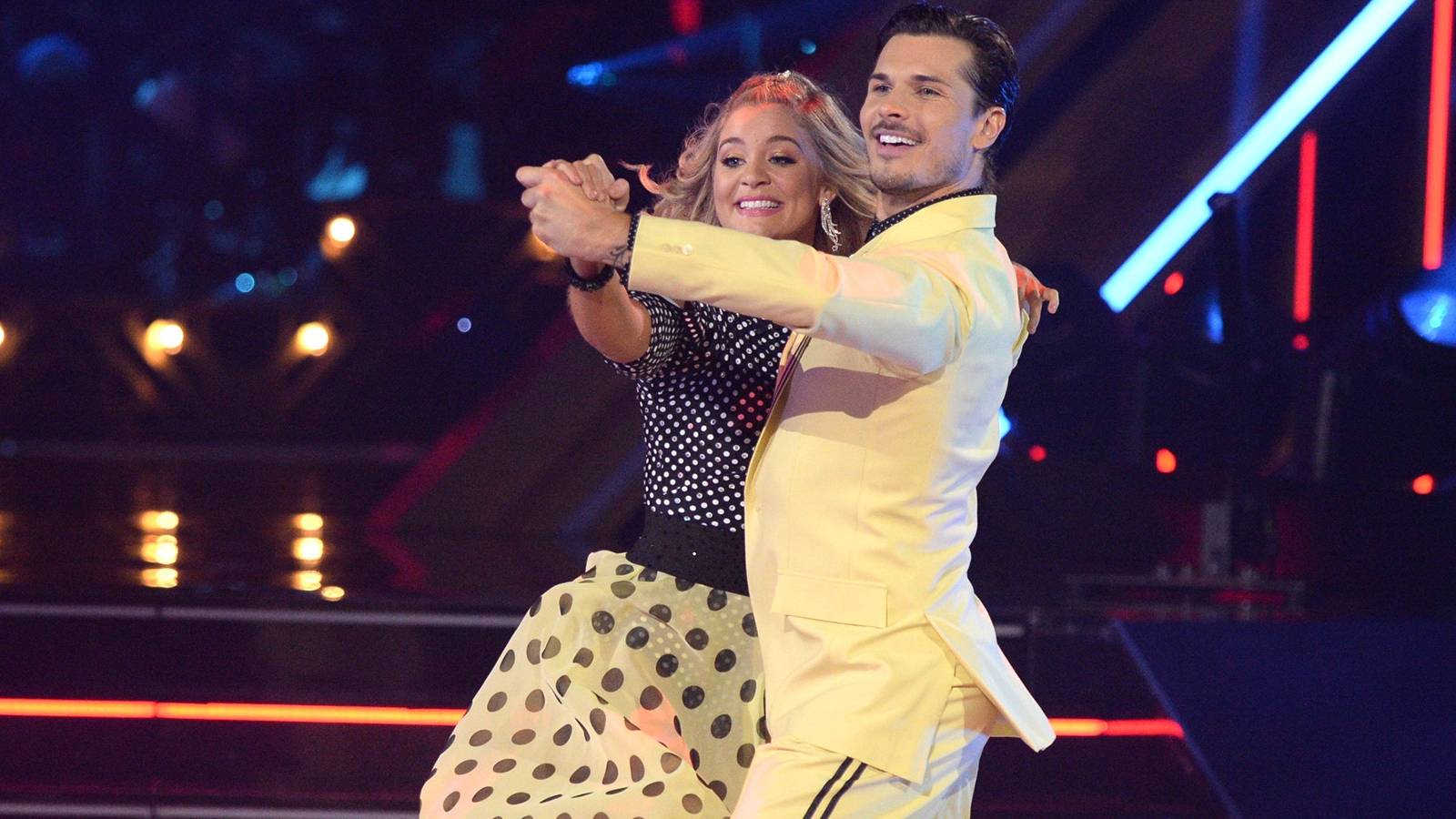 Thom Hiddleston's dance moves. 1-3, image size:1600x900