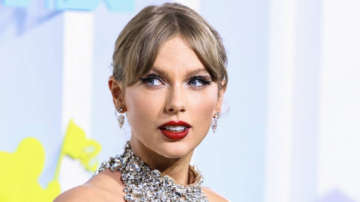 Taylor Swift Wears $80,000 Necklace On TV Like It’s No Big Deal