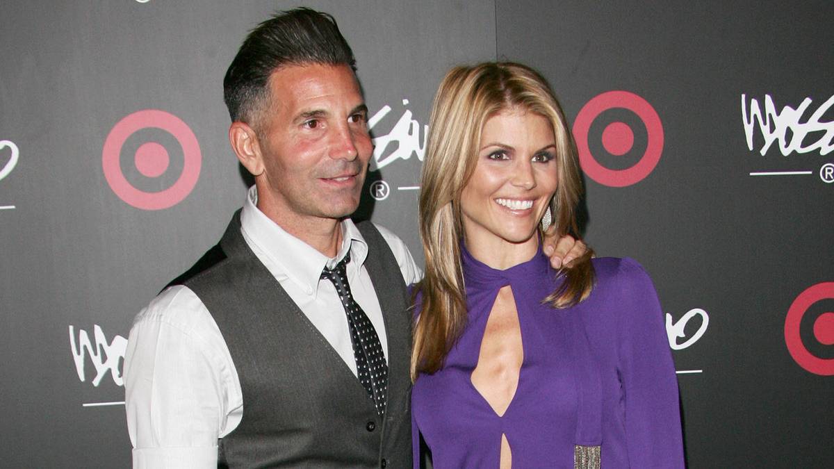 Lori Loughlin And Mossimo Giannulli Relist $16.5 Million Los Angeles  Mansion Before Split