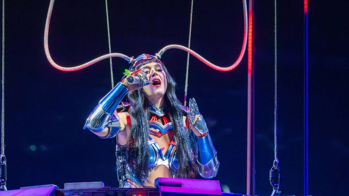 Katy Perry Takes Playful Dig At Exes Orlando Bloom And John Mayer Onstage