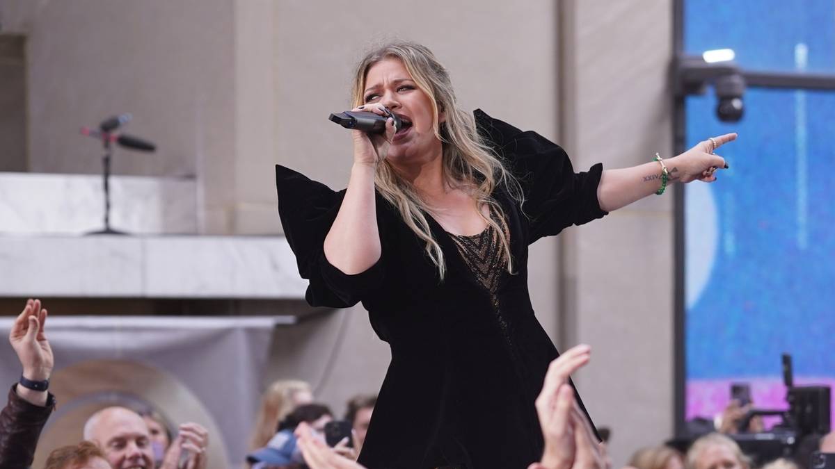 Kelly Clarkson Jokes About Her Perfect Boobs After Near Wardrobe Malfunction